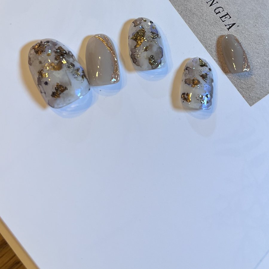 グレージュ×金箔